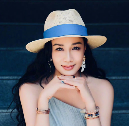 女明星钟丽缇，在社交平台郑重发文：“十年流言如刀，我们一家人却始终抱得更紧。被误