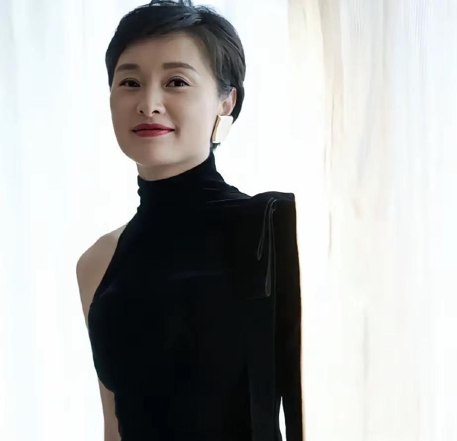 吴越54岁至今未婚，主持人问她：“你在上海这么多年，有车有房的，以后还会继续在上