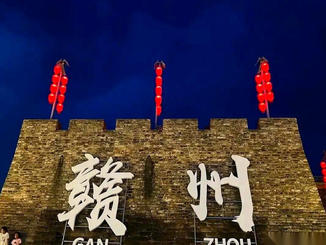 江西赣州，一份2025年的经济预测数据，悄悄摆上了台面。5207亿，5.4%的