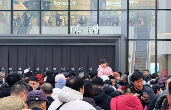 1天卖1110万！内需不足的真相：不是缺钱，是缺“胖东来”三天试营业，天天破
