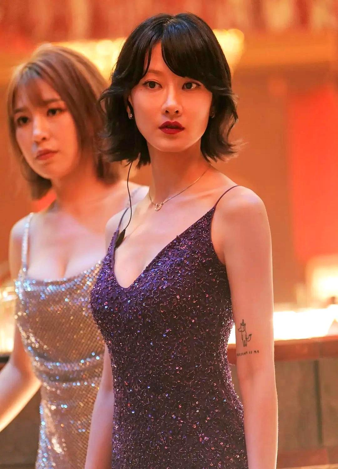 你敢信？179公分的王丹妮把钞票塞进领口，仰头灌整瓶威士忌，喉结纹丝不动！郑秀