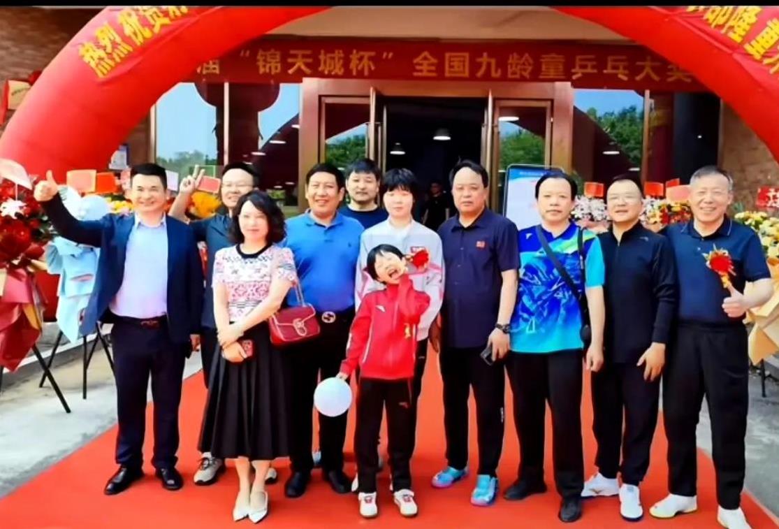 新鲜的蒯曼！小曼姐和家人一起参加乒乓球馆开业活动！优秀的小曼姐站在了c位，前