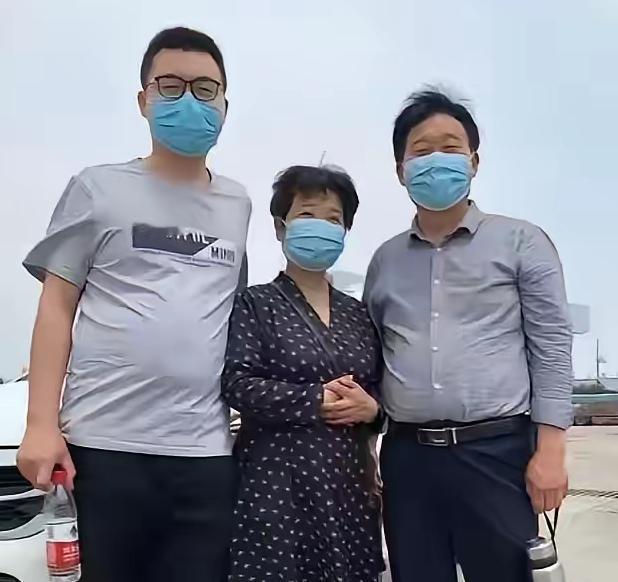 郭威做了一件正确的事，养父的葬礼是由郭威一手操办的，墓碑上郭威的名字是长子，次子