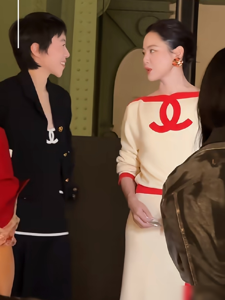 陈奕迅女儿坐香奈儿头排，旁边坐的是窦靖童。巴黎大皇宫这次秀场搞了轮大月亮，头顶挂几百只发光假鸟，地上