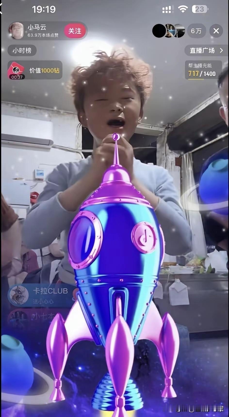 人到中年才看清：被流量榨干的范小勤，到底是谁在吃人血馒头？刷到范小勤直播的