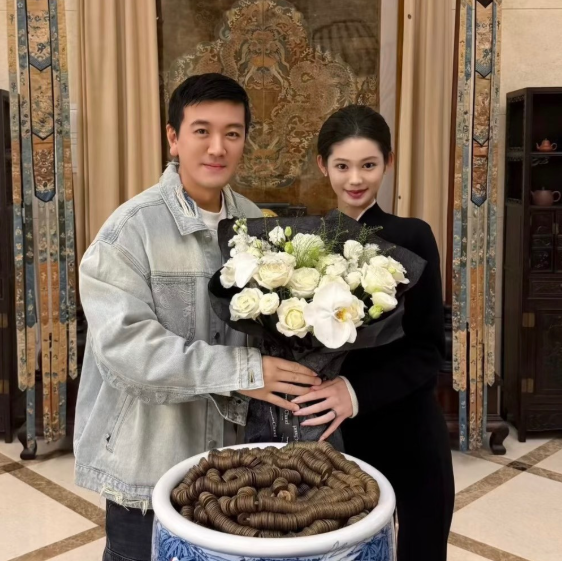 杨子带新的女朋友回家见母亲不过照片上的那一大盆铜钱太过抢镜了吧，哈哈哈之前以