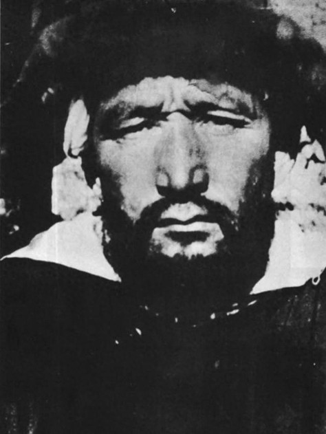 1950年，解放军副师长赴前线侦察，不料途中被土匪乌斯满伏击身亡，王震大怒，我要