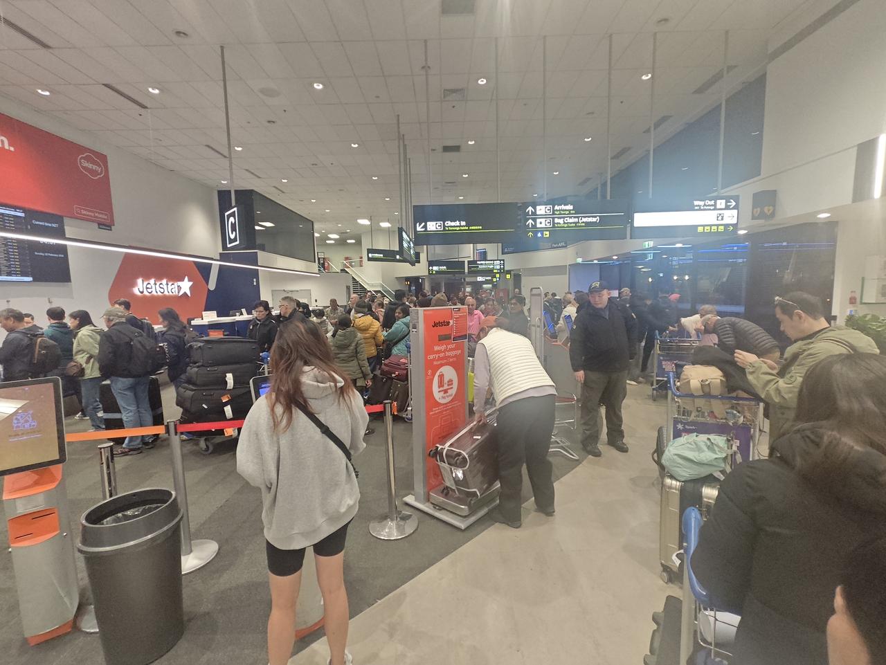 暮色中出发啦！我们是6点10分的航班，3点半起床，4点出发，半个小时到达机场