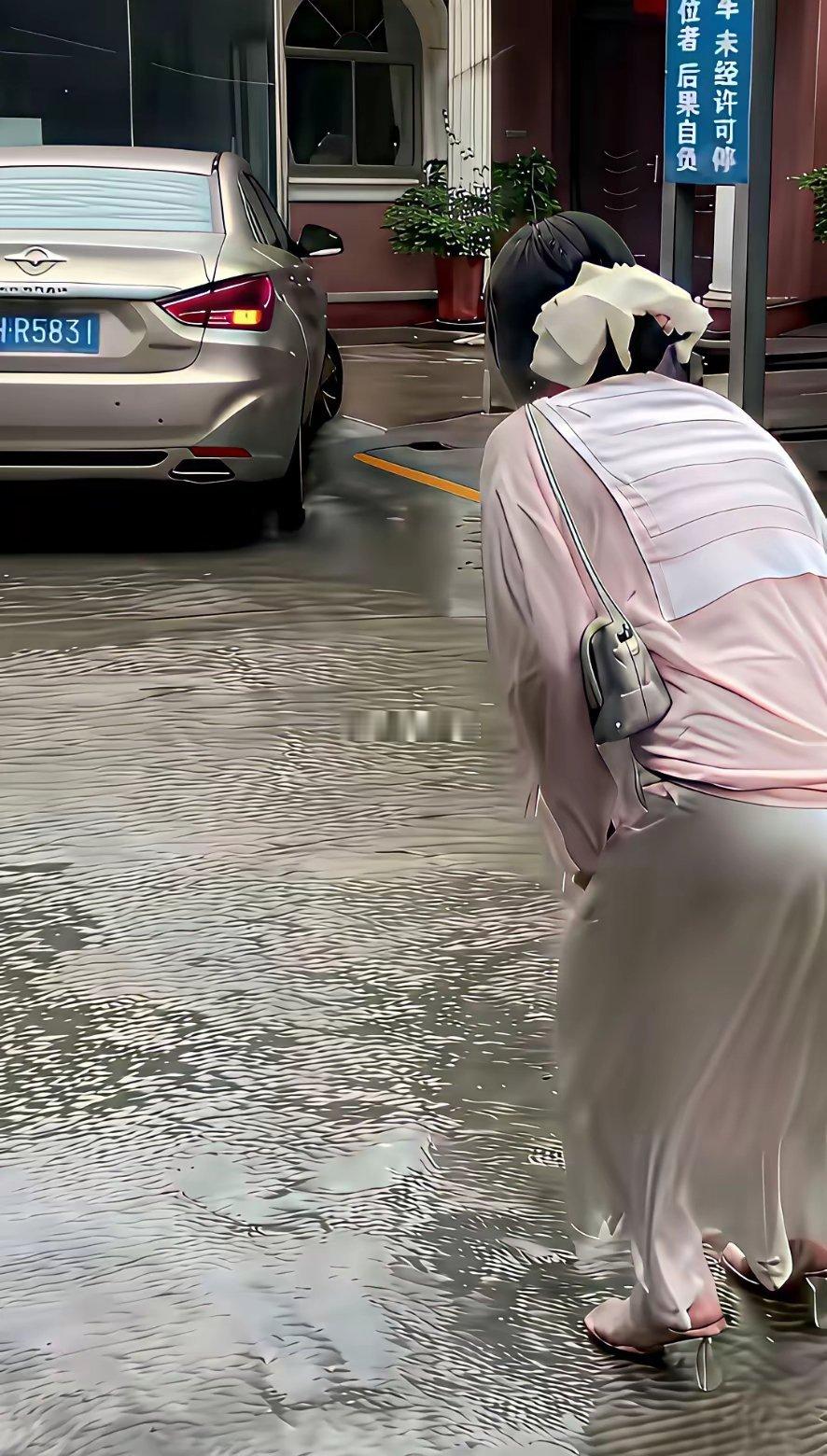 刚办的离婚证女人还想男人载她一程多么可笑只有男人决绝的离开！