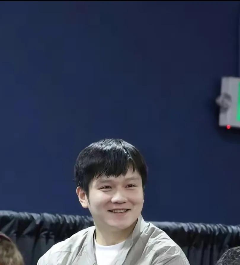 国乒男队现在这局面，看着真让人捏把汗。就在这个节骨眼上，有网友拍到樊振东竟然