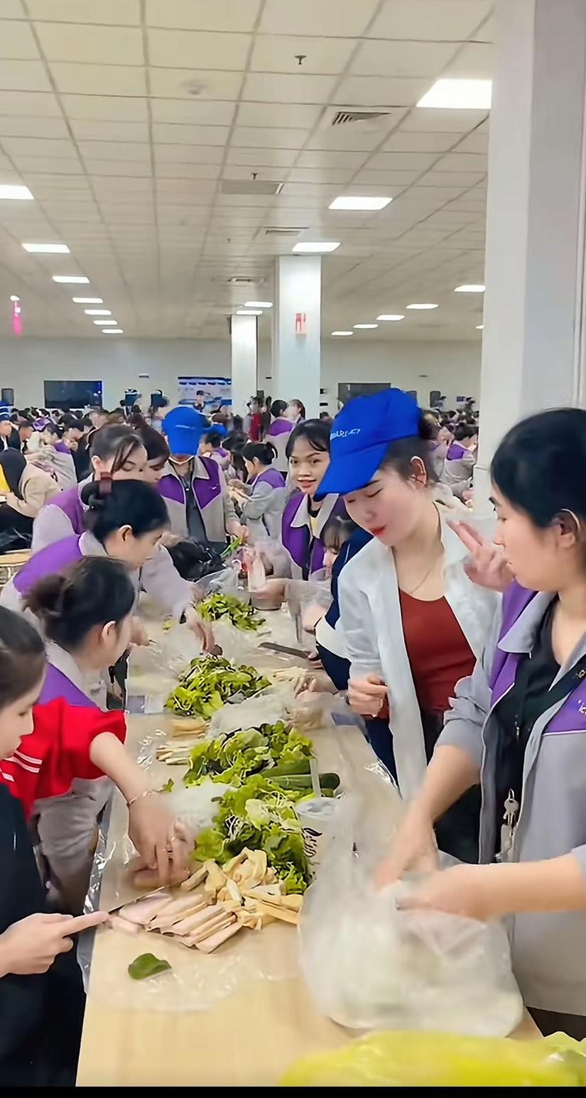 越南工厂妹子很多，就像中国2000年左右的工厂一样，特别是电子类工厂几乎都是女生