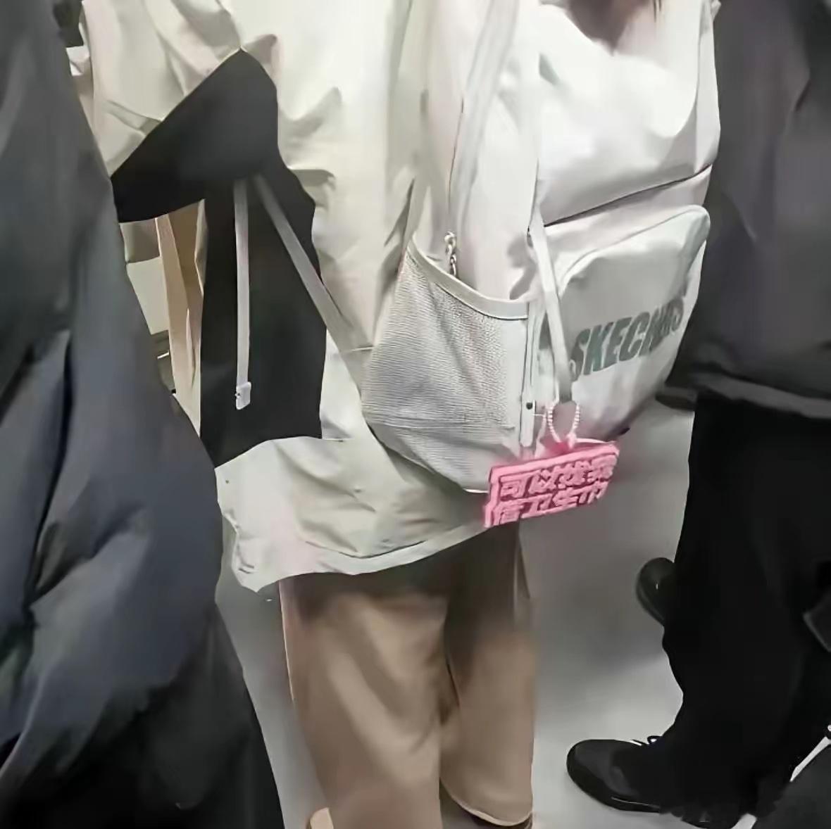 地铁上看到的，现在的小姑娘也太勇敢了！