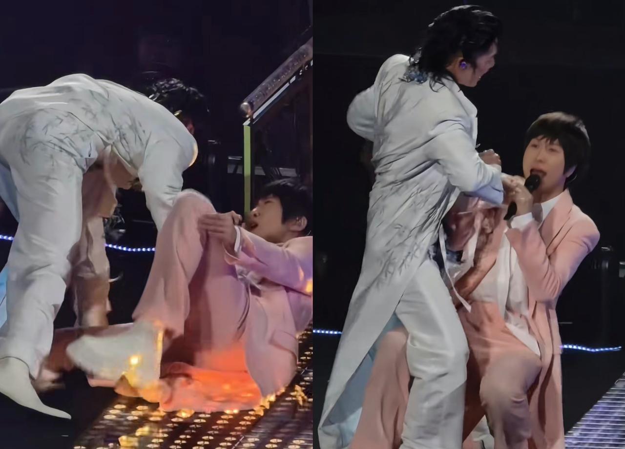 50岁阿信一个转圈，钩住吴建豪外套下摆——砰！直接摔趴台上。差点带倒建豪。