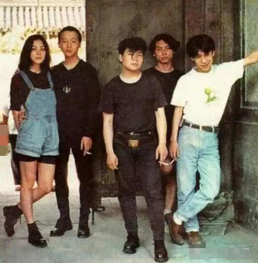 这张照片拍于1994年，正是王菲和窦唯热恋的时候。照片里的窦唯身形清瘦，双腿