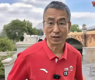 “央视一哥”白岩松：病痛折磨让他暴瘦50斤，连续四五个月，几乎每晚都睡不着觉，精神世界逐渐崩塌，曾多