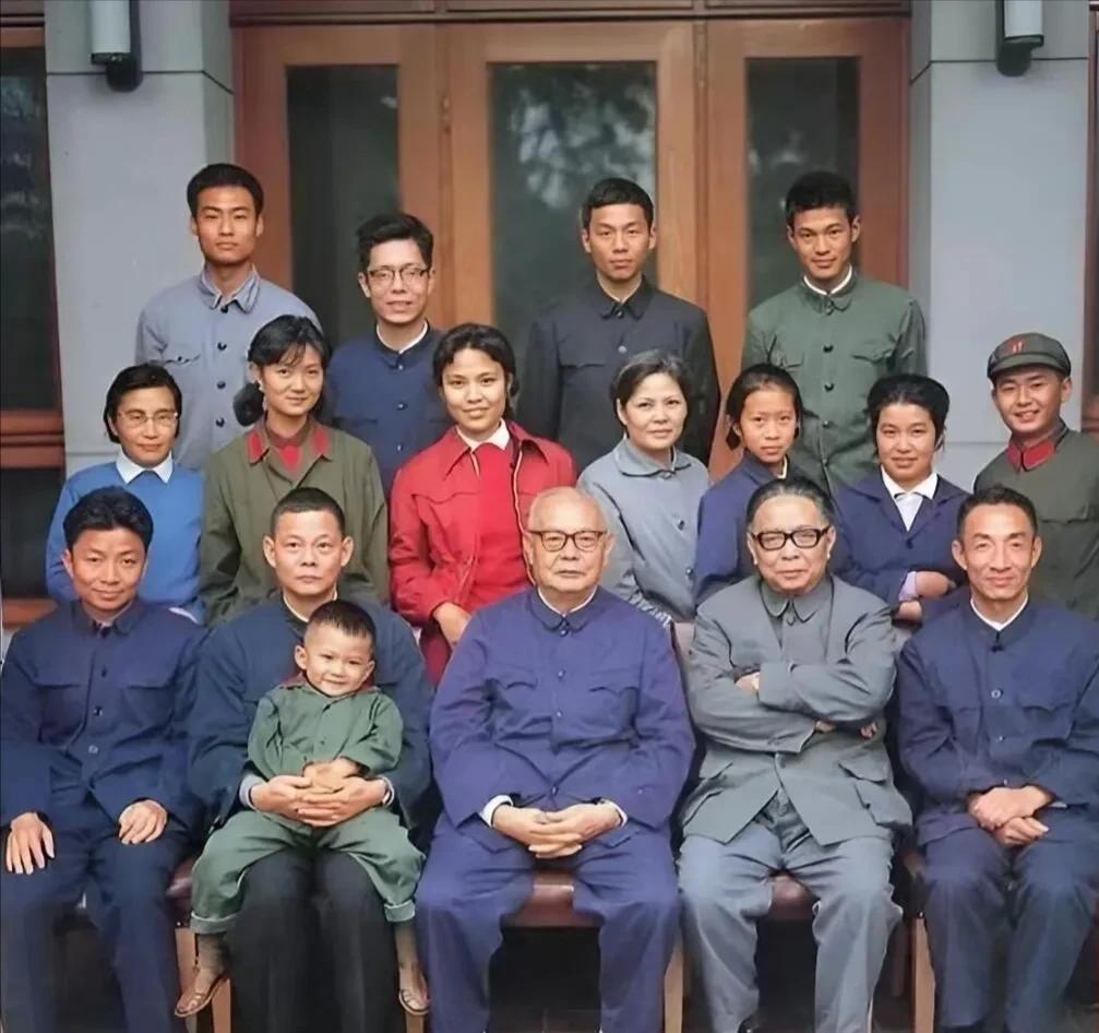 身为开国元帅的叶剑英，晚年的生活却十分简朴，从他一家人的全家福就能看出来，没有一