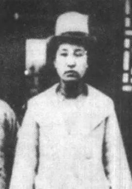 1915年，一个蒙古族贵族家庭生下一名女婴，她刚出生就有喇嘛预言，说这孩子命很硬