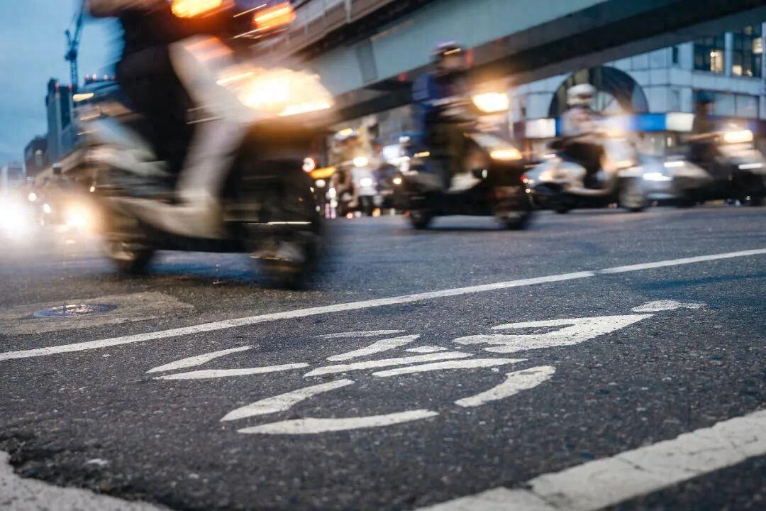 做好事反被罚！上海一市民骑摩托发现井盖缺失，从非机动车道逆行返回报告民警，交警却