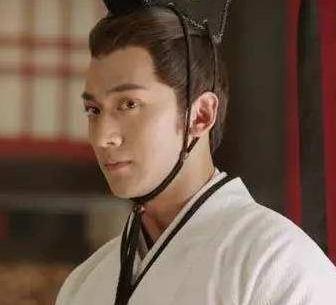 张苍因犯错被刘邦判了腰斩！刽子手的斧头已经举过头顶，围观人群都屏住了呼吸。谁