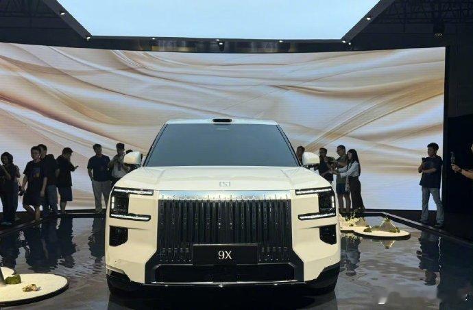 极氪9X，成都车展预售即将开启！这款售价55万的豪华车型，以其豪华与技术的双重魅力，是否足以让你心动