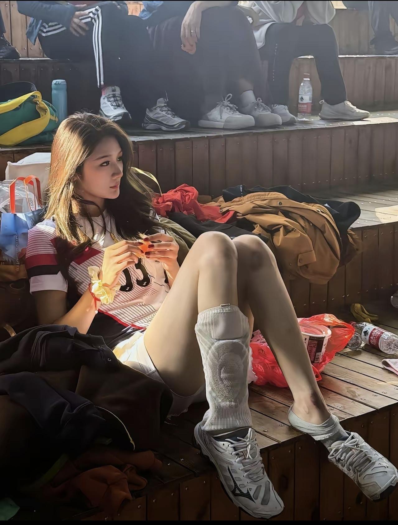 赛场边的小憩时刻，阳光斜洒的瞬间，连汗水都裹着青春的热烈，这一刻的松弛与鲜活，都