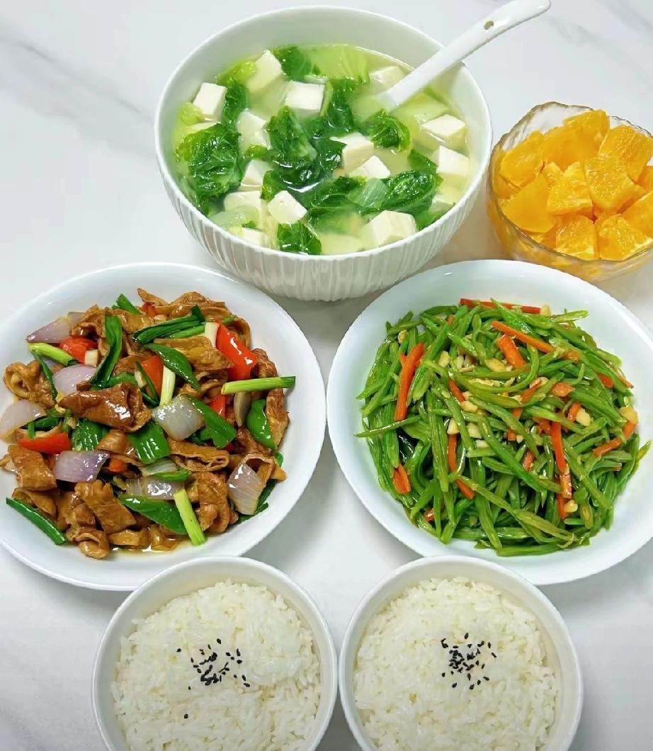 给所有不做饭的人，一个难听但真实的话：那个在厨房里忙活的人，其