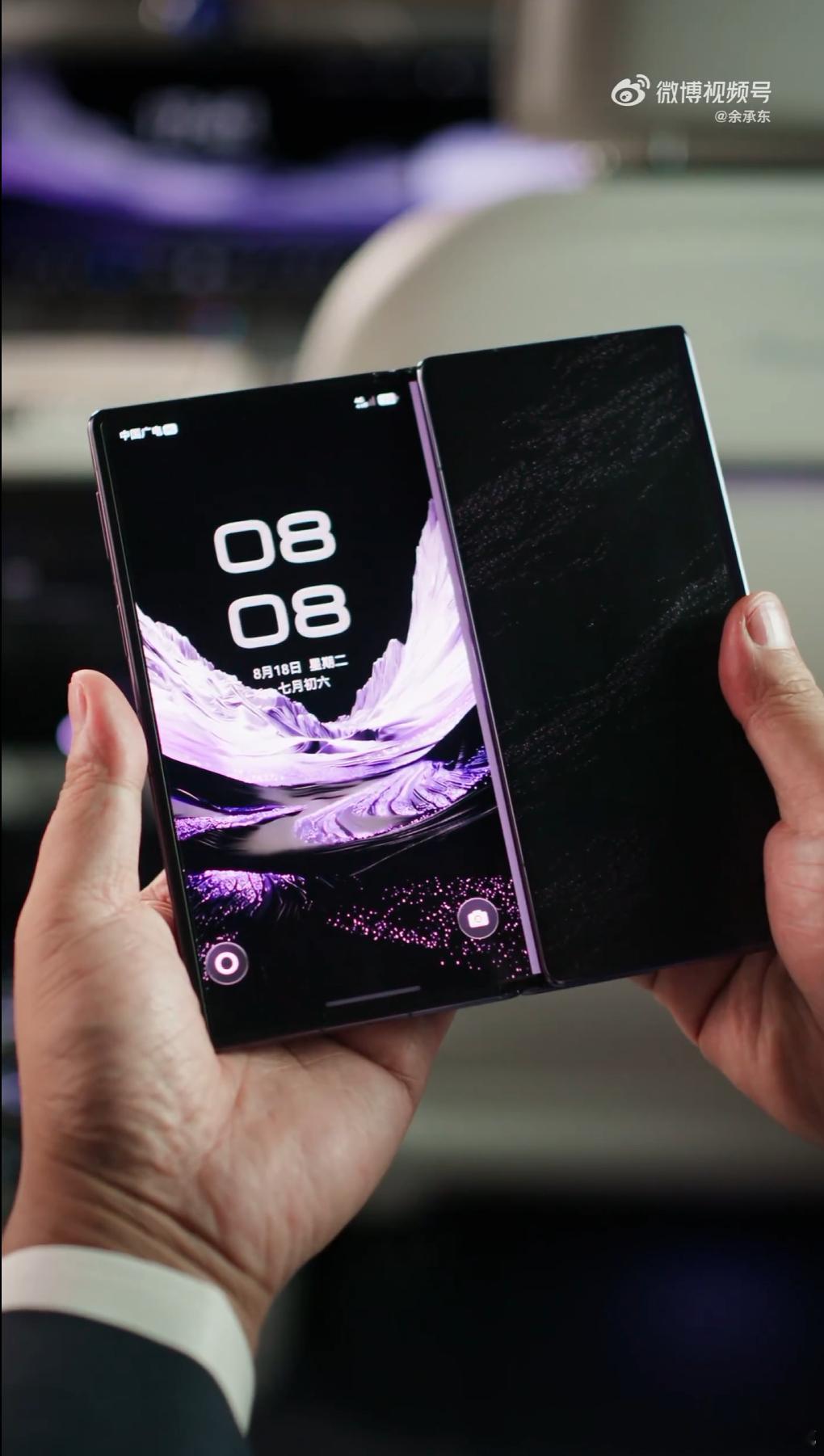 华为MateXT2竟然是“内折”的三折叠方案（不过和三星的不同，展开以后摄像