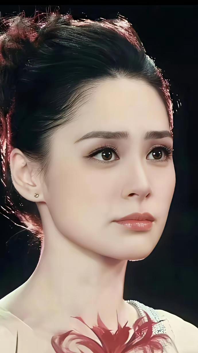 钟欣桐的五官十分精致，十分符合传统大美女的定义，深邃的大眼睛，高挺而直的鼻梁，饱