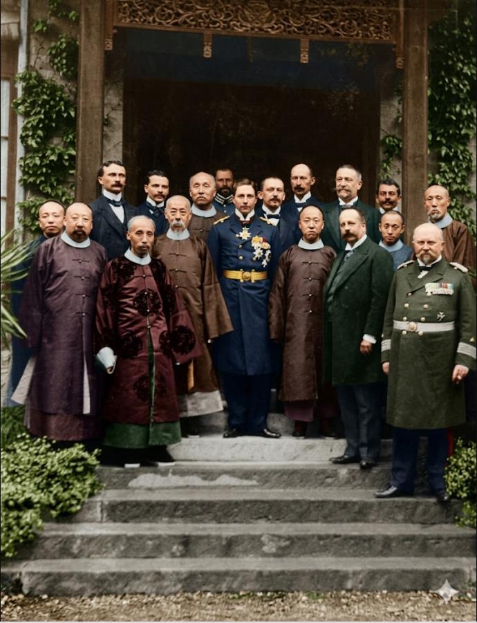 1904年，德国阿达尔伯特王子访华，清末外务部的重臣们，集体在德国驻华使馆门前留