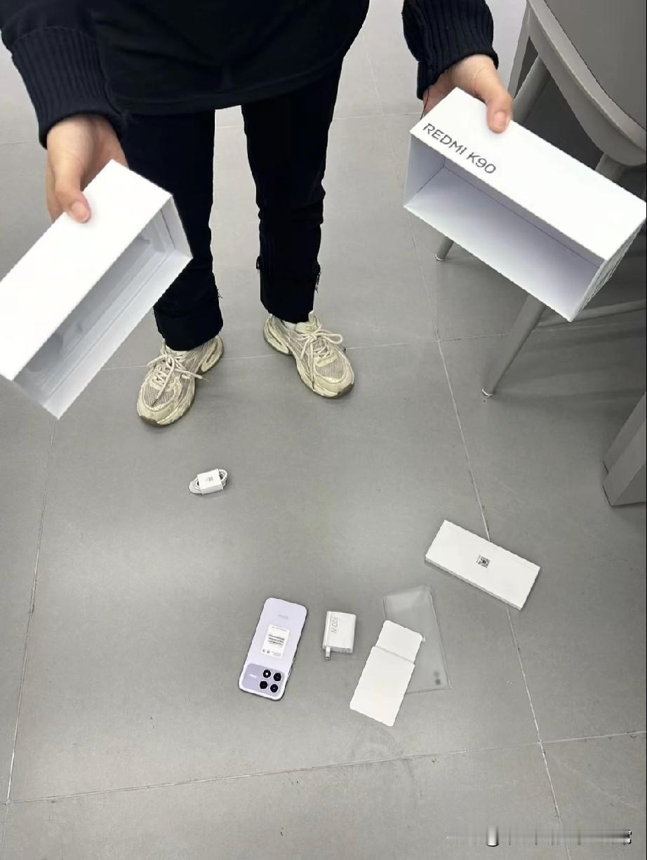 K90刚打开就摔了怎么办！刚拆封的红米K90啪叽摔地上，屏幕、机身肉眼可见