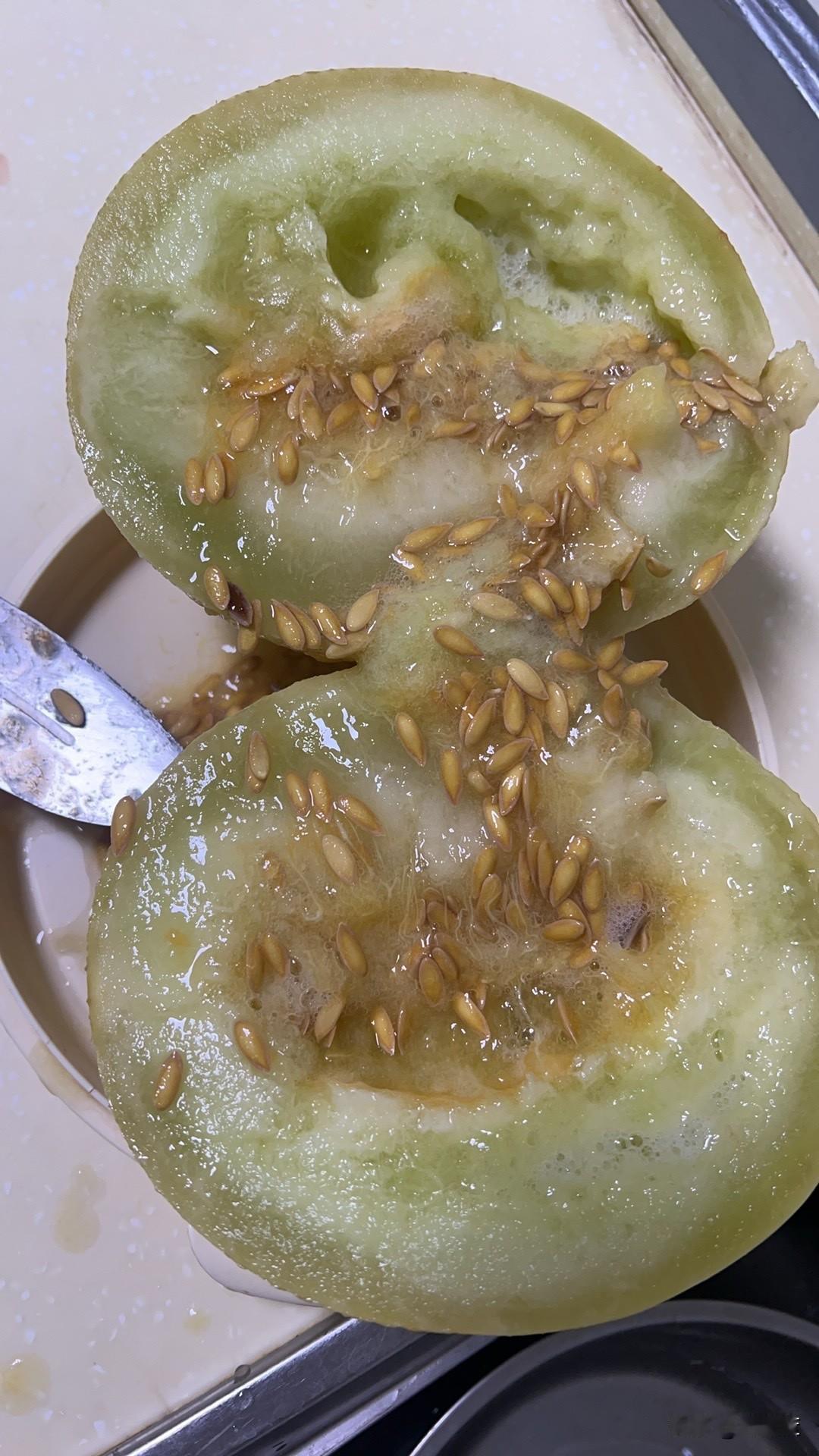 前几天在兰州植物园早市上买了几个民勤蜜瓜，外表看起来还好，现在变成这样了。今天