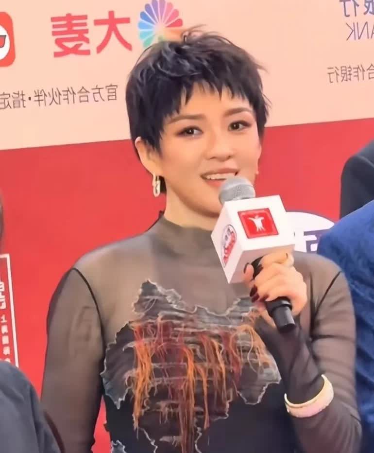 汪峰可能会失眠吧，因为他看到章子怡走红地毯时剪了短发，神情非常的忧伤。