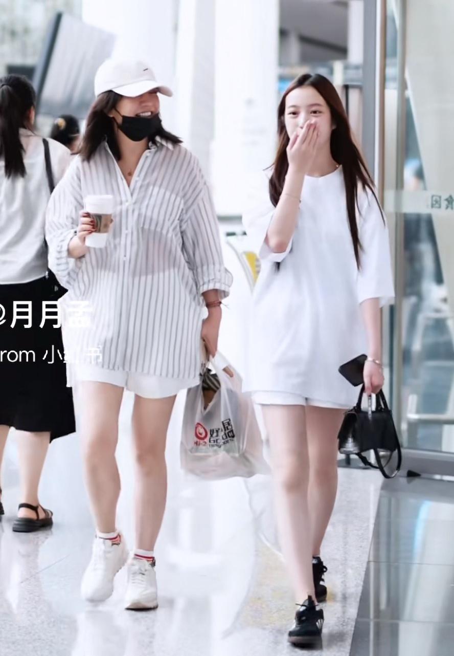 赵薇15岁女儿小四月近照曝光，一看就知道是谁的女儿！赵薇也不装了，官宣离婚不