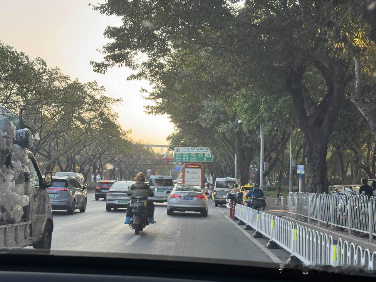 广州真是吃饱了撑的！为什么要划一条道，作为非机动车道呢？！这不是浪费资源吗！
