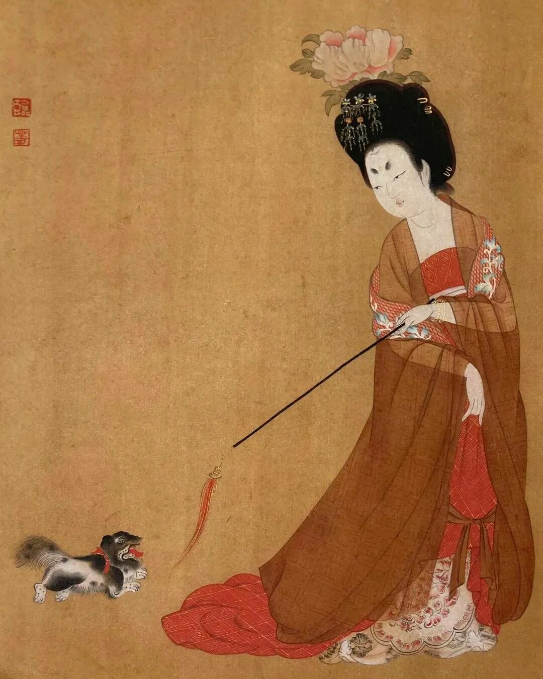 网友去西园西偶遇一只调皮的小猫追着小姐姐的披帛玩，这和《簪花仕女图》岂不是一模