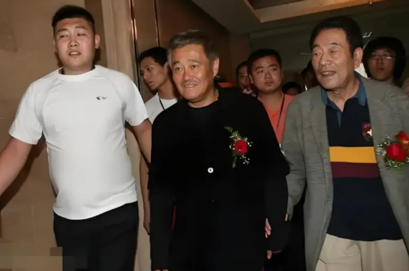 赵本山也是没有想到杨少华去世后，自己反而上了热搜不是因为自己的穿着，也不