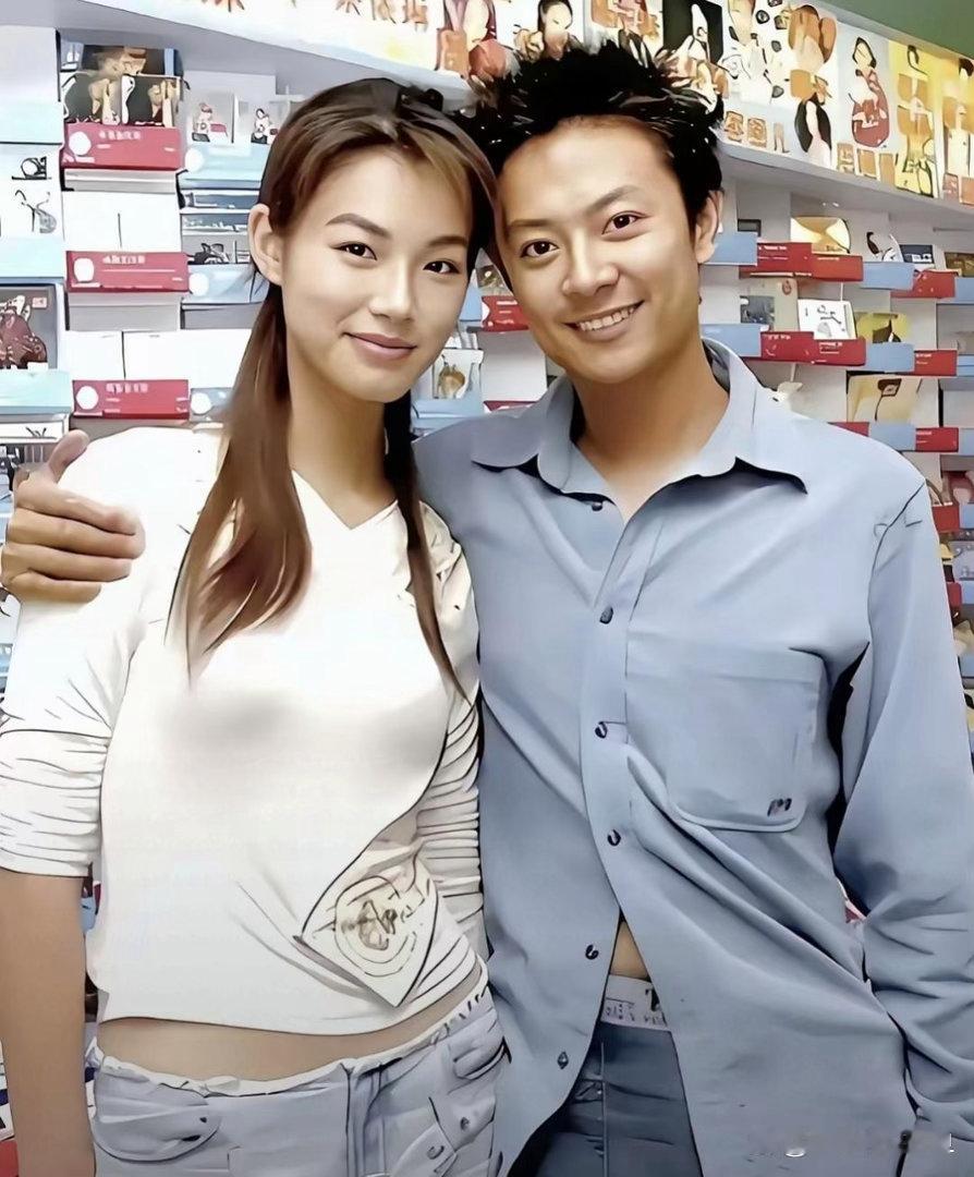 于娜与印小天时隔二十年再度同框，岁月静好，满满怀旧感。