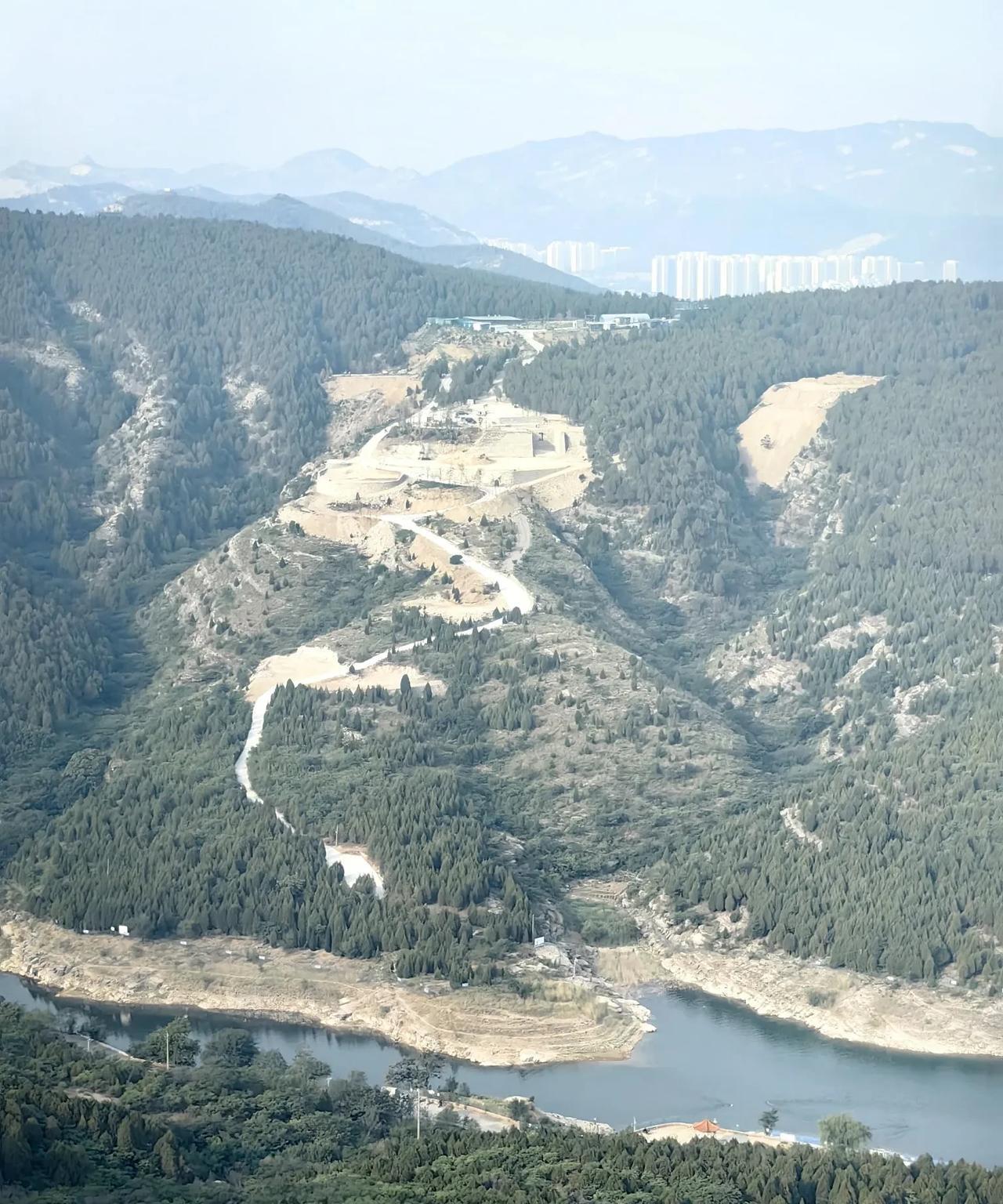 爬洄龙山登高远眺，发现浆水泉水库西边向上修了一条水泥路，水泥路的尽头是一片建筑，
