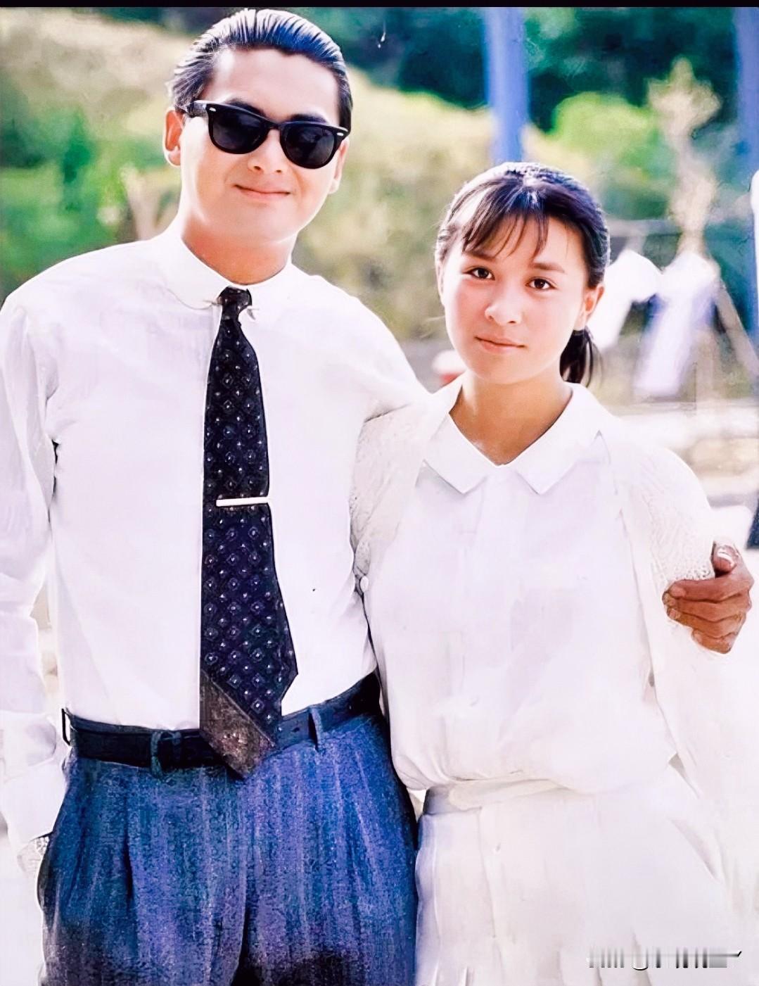 一九八五年，三十岁的周润发和二十岁的刘嘉玲的留影旧照，一个又帅又酷，一个青春灵动