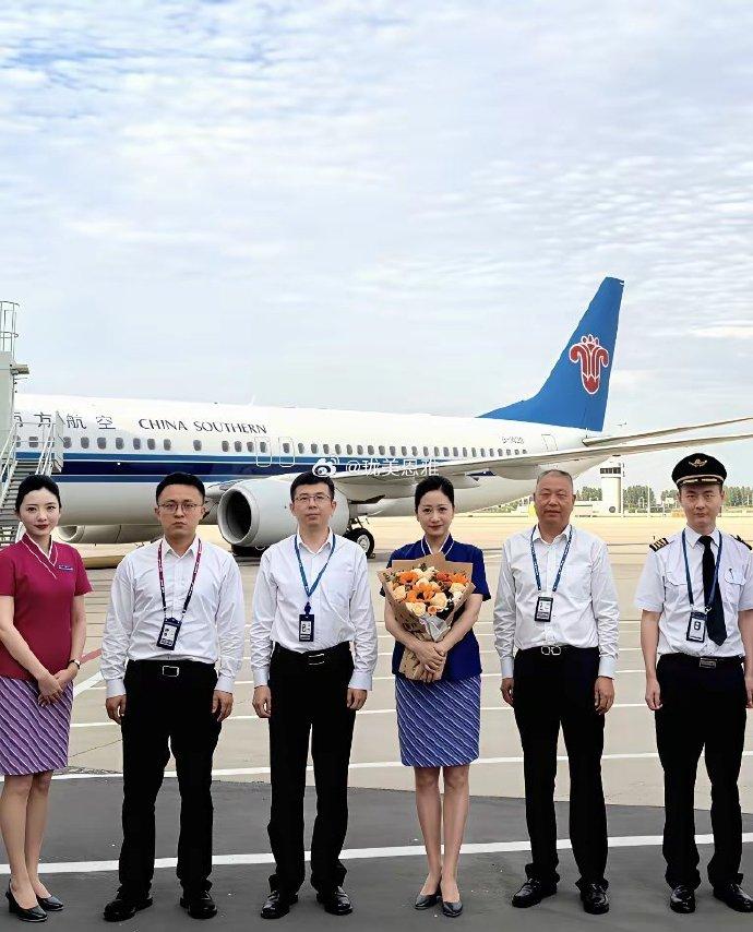 飞了32年的南航空姐退休了，领导和机长同事都来欢送她，据说退休金8000元左右