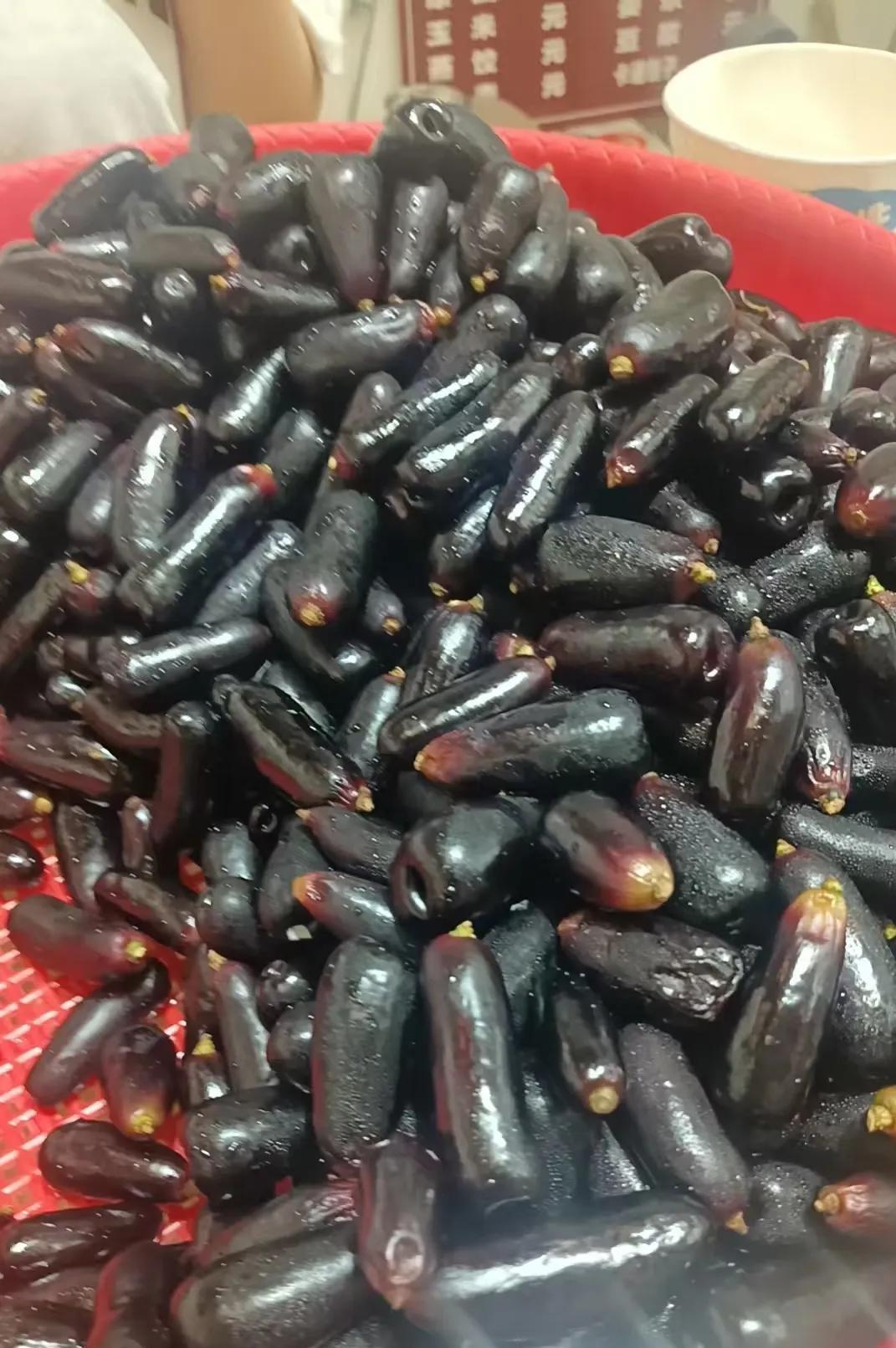 这是什么水果？在天生桥景区里面有卖这种水果的，有人说这是金手指葡萄。哪位大师给