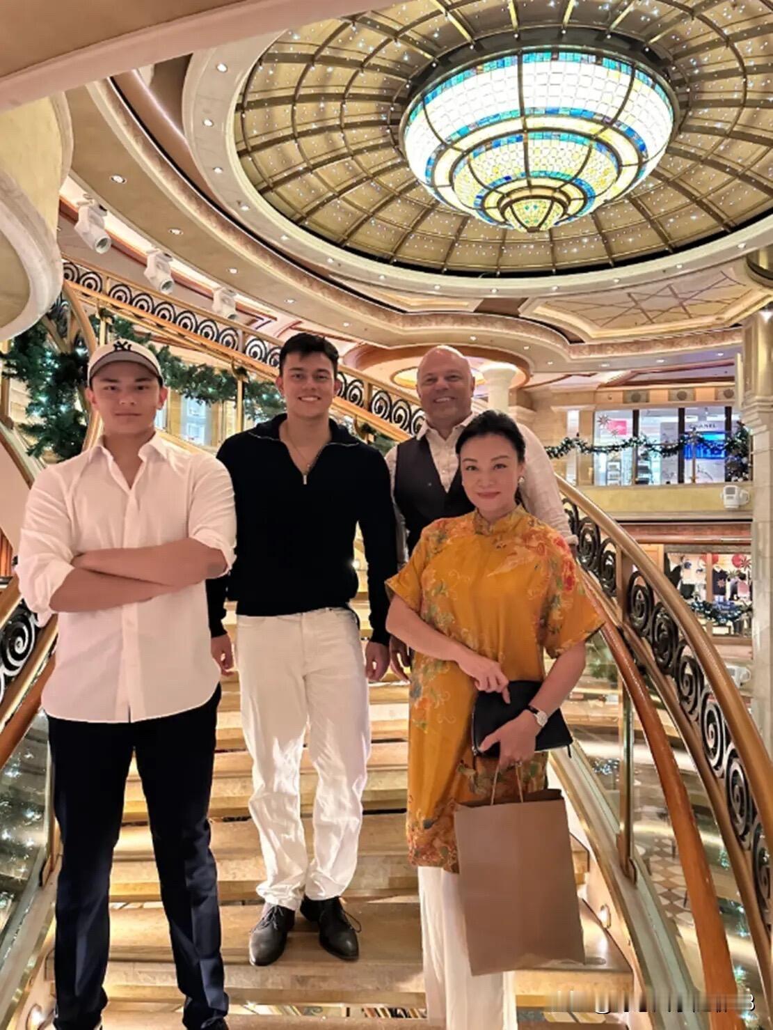 演员史可和瑞士老公、儿子们的合影，两个儿子身高都比爸爸妈妈高，一个长得像史可，一