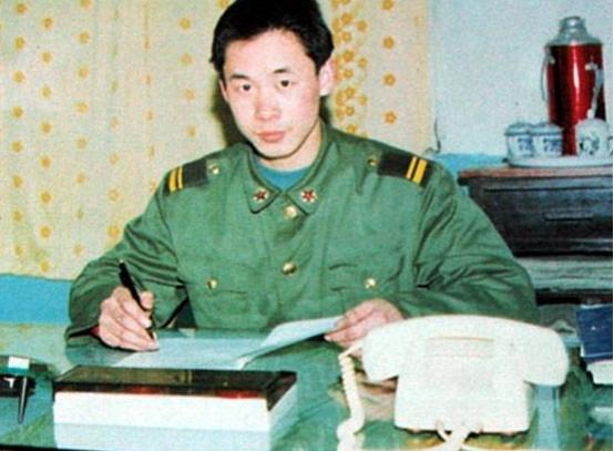 1995年，19岁的解放军梁强回家探亲，途中发现大巴车司机违规加油，上前阻止反被