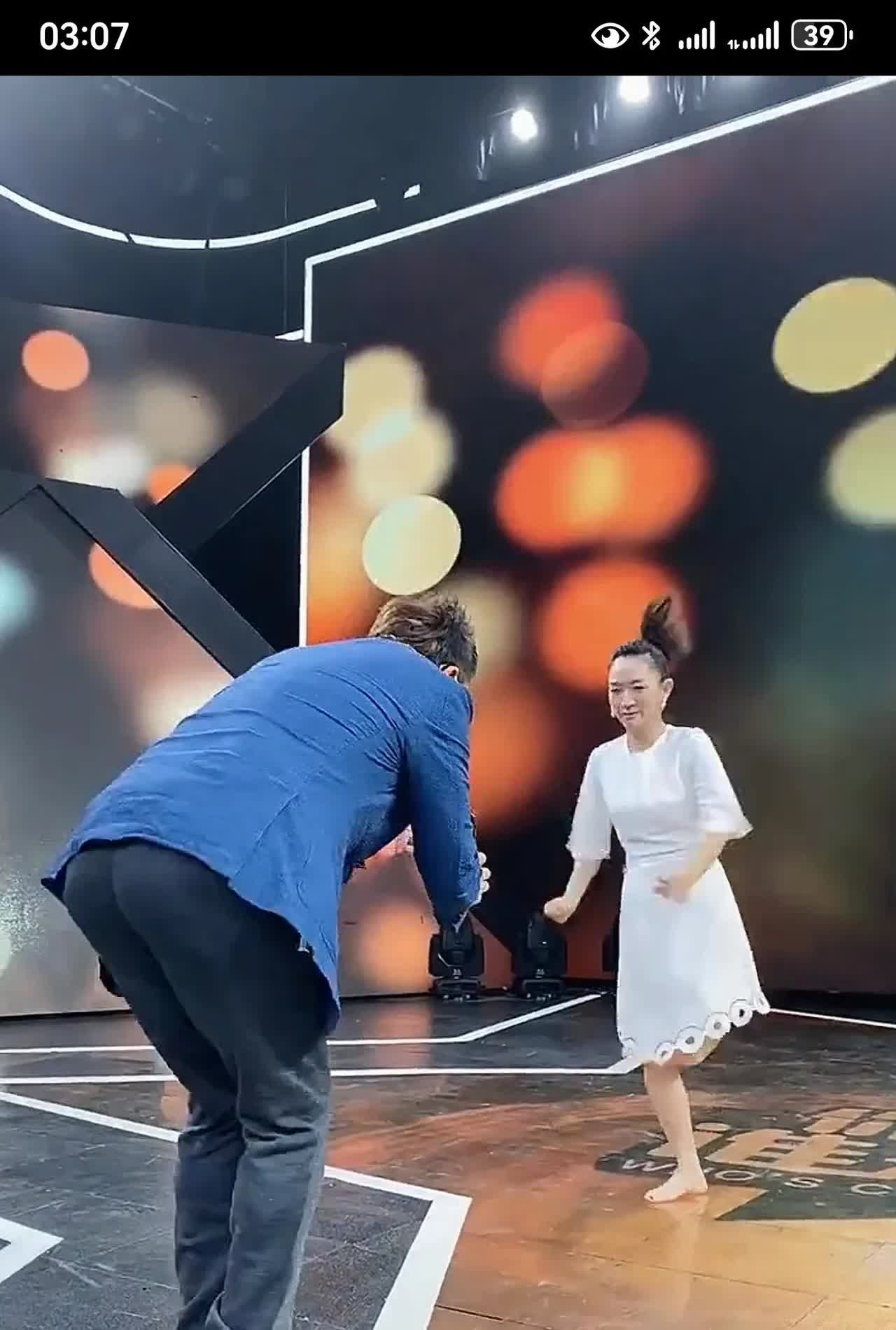 不看正脸，只看背影，重点是脚和屁股，你能猜出来他是哪位德高望重的主持人。问了好多