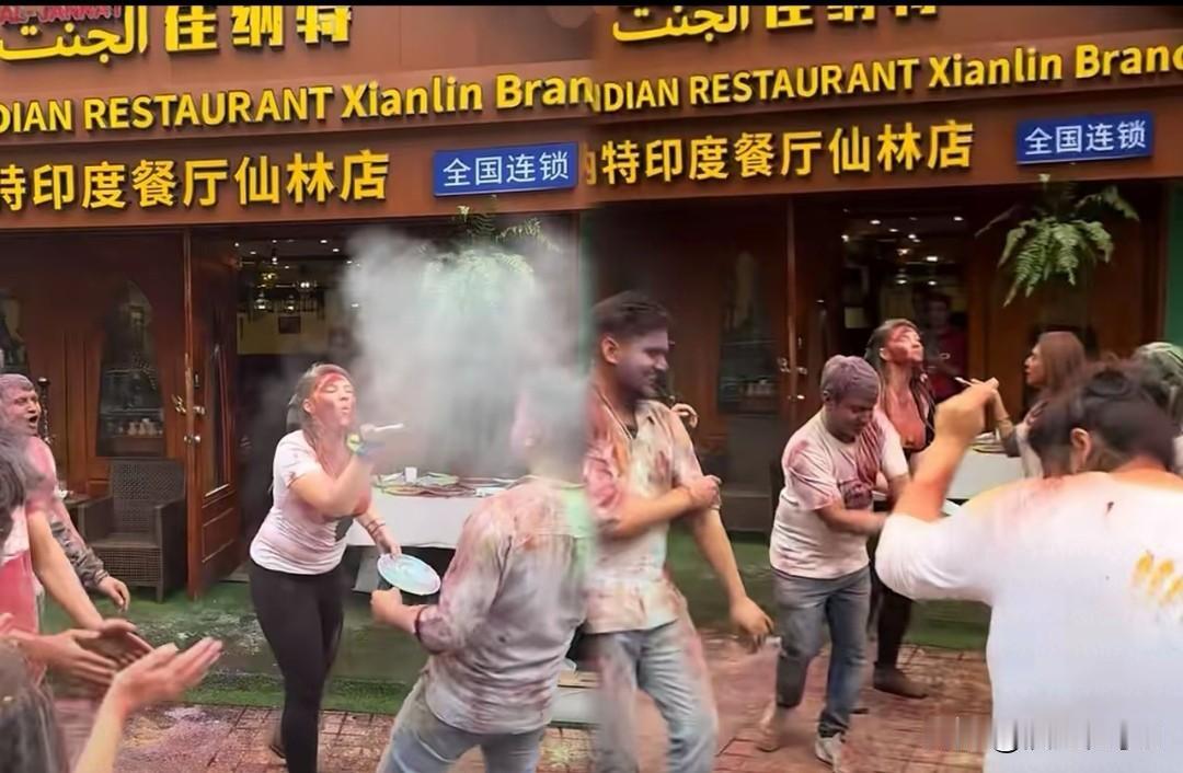 南京仙林街头一场无报备的洒红节活动，把公共人行道染成了没人收拾的大花脸。6月1