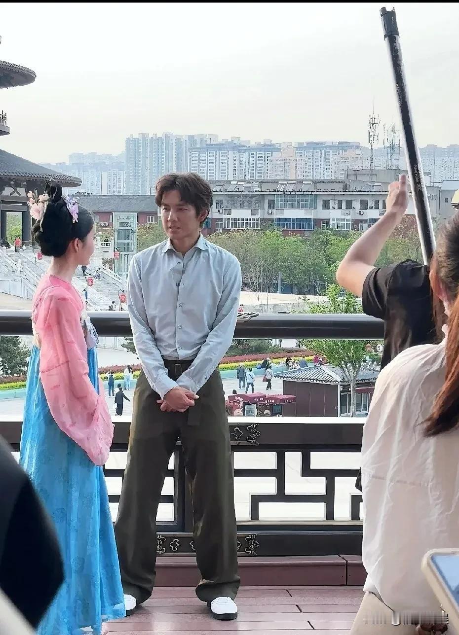 钟汉良现身河南洛阳做节目，有一说一，这哥们怎么那么抗老！穿着蓝色衬衫配橄榄色裤