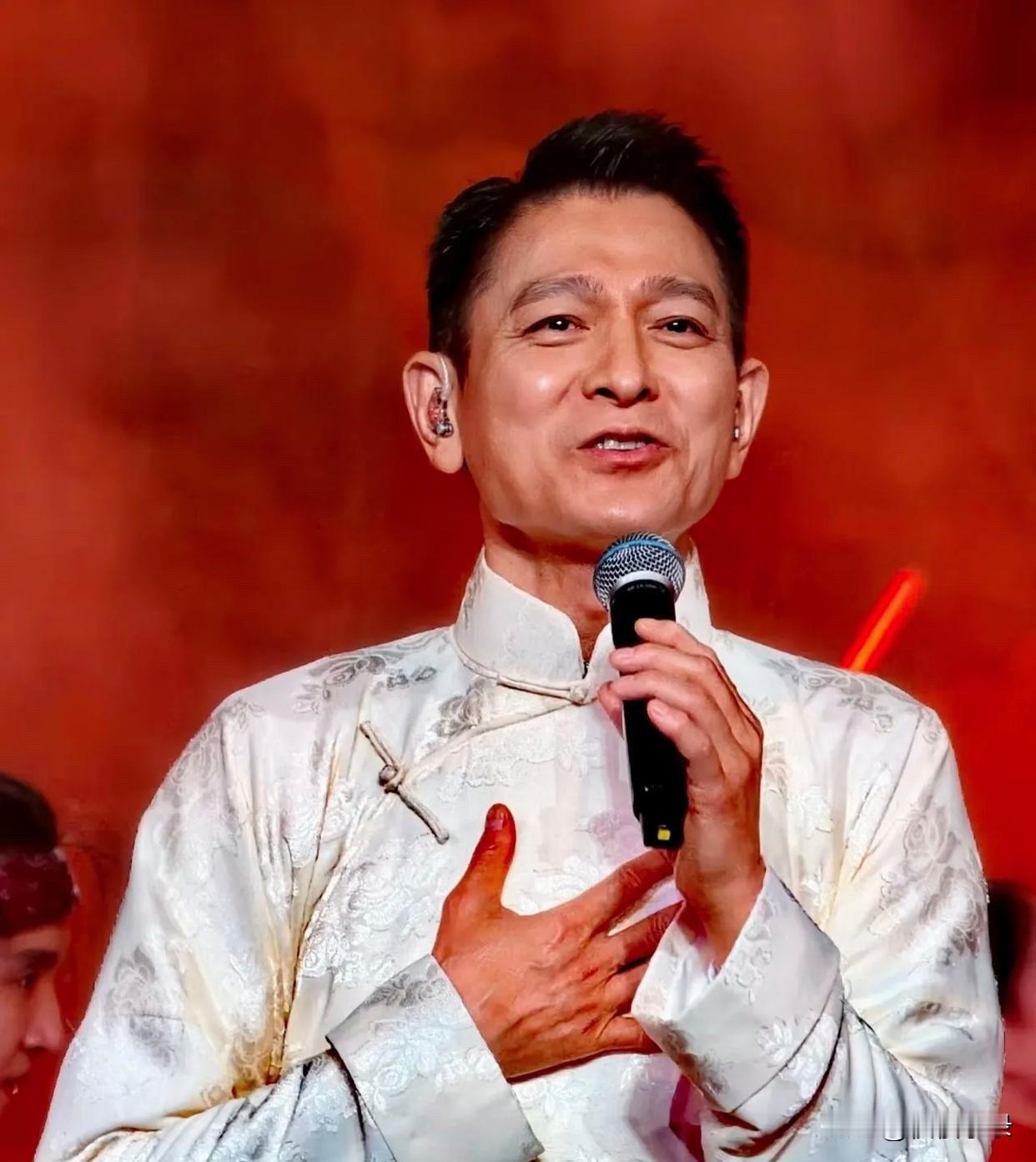 这次全运会开幕式演出，刘德华作为压轴嘉宾出场，整场表演处处是亮点，刘德华唱功不减