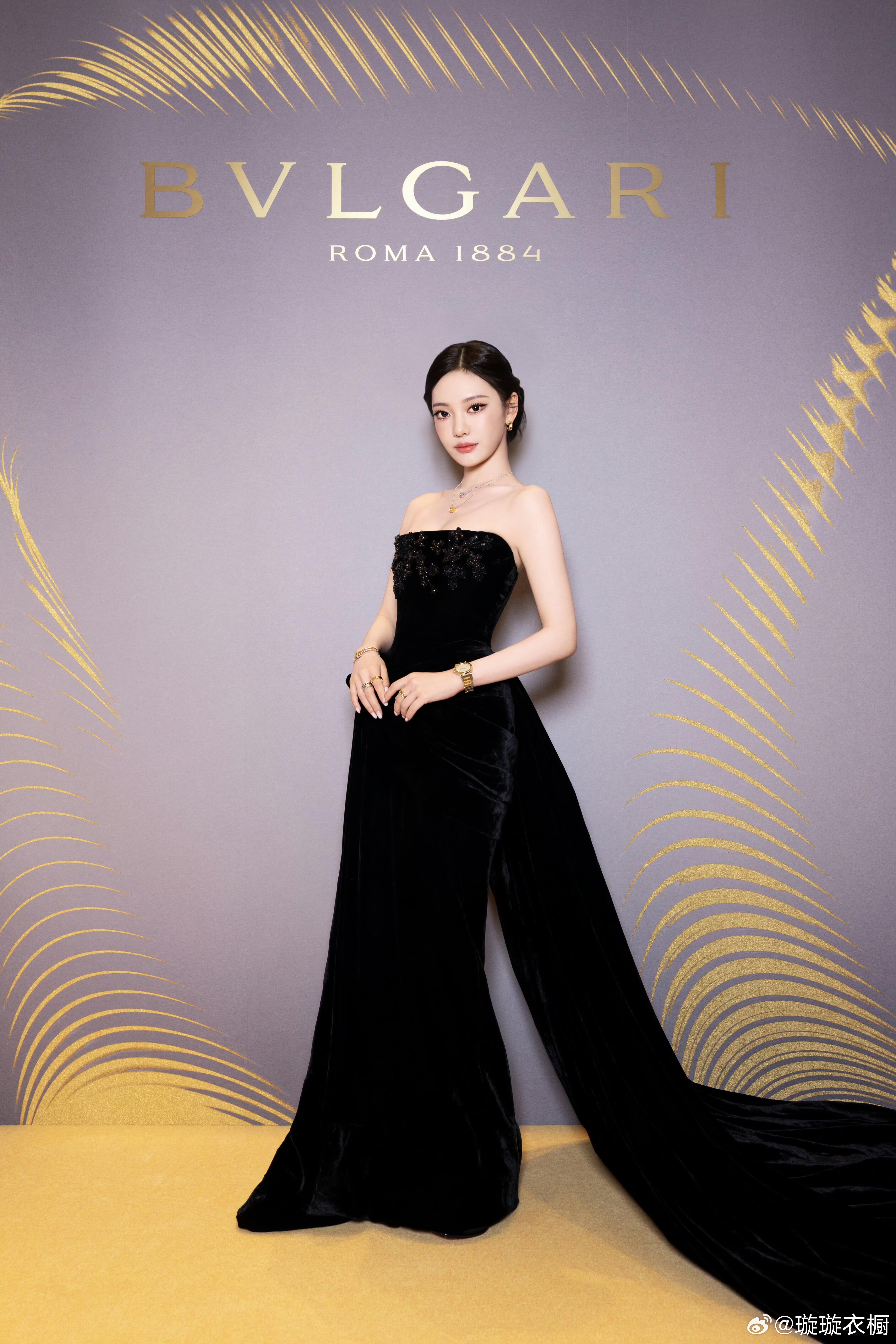 宁艺卓黑丝绒抹胸长裙宁艺卓宝格丽活动这身ElieSaab黑丝绒高定绝了！抹胸长