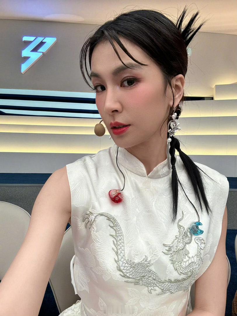 曾沛慈老来得粉曾沛慈成功翻红天惹天惹，没想到啊，内娱又多了一位85花啊！！！在
