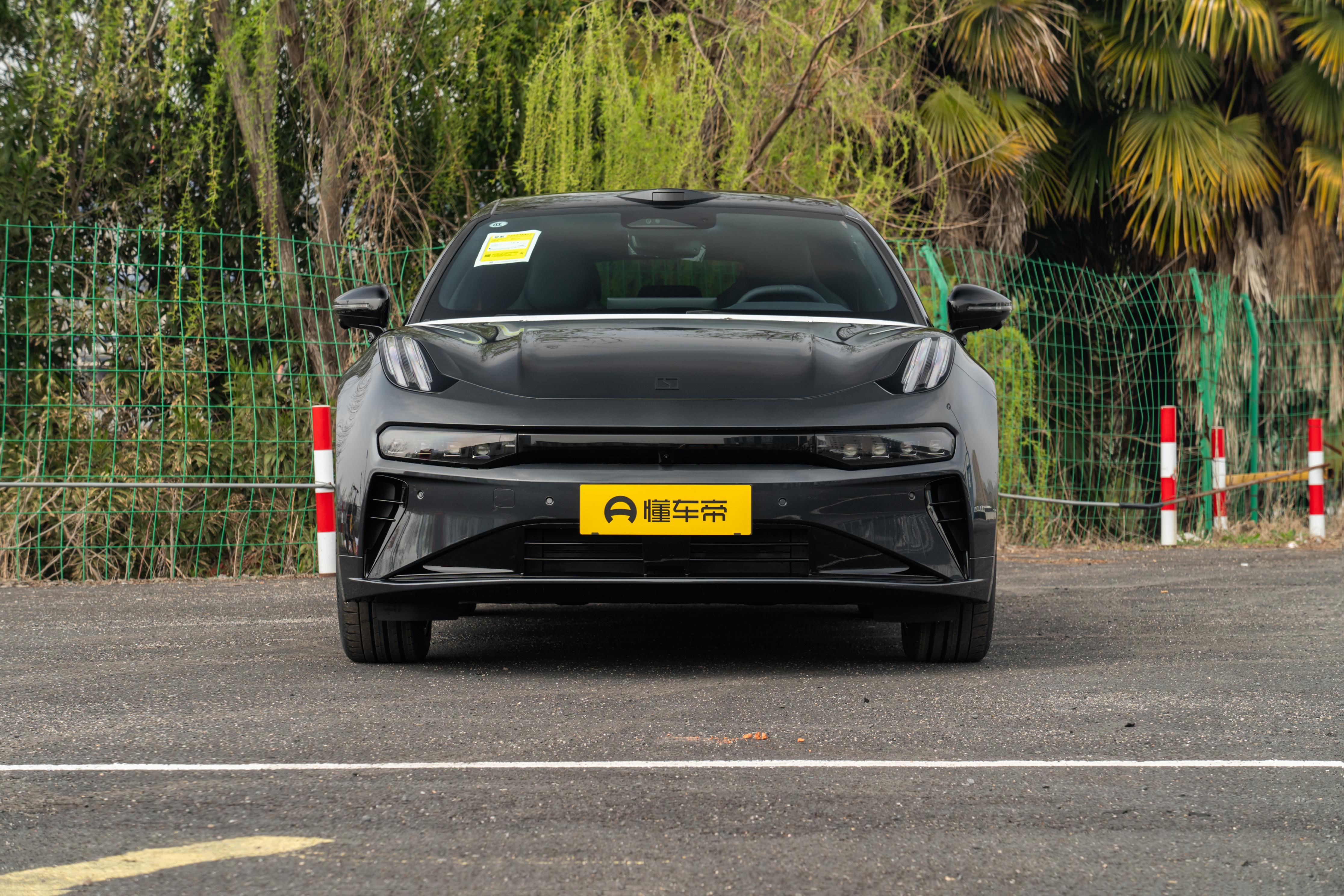 极氪001的猎装造型，同价位里我觉得最好看的。低趴、宽体、大轮毂，侧面线条很流畅